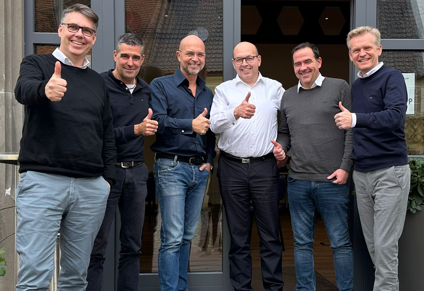 Holger Jo Scholz Gruppenfoto mit Daumen hoch